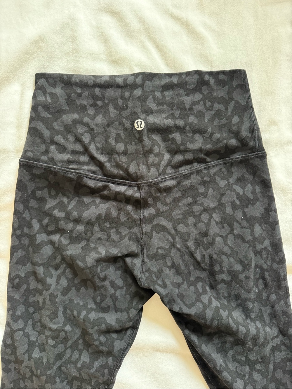 Lululemon High-Rise Black Grey Camo Leggings cropped size 4 - Picture 1 of 4